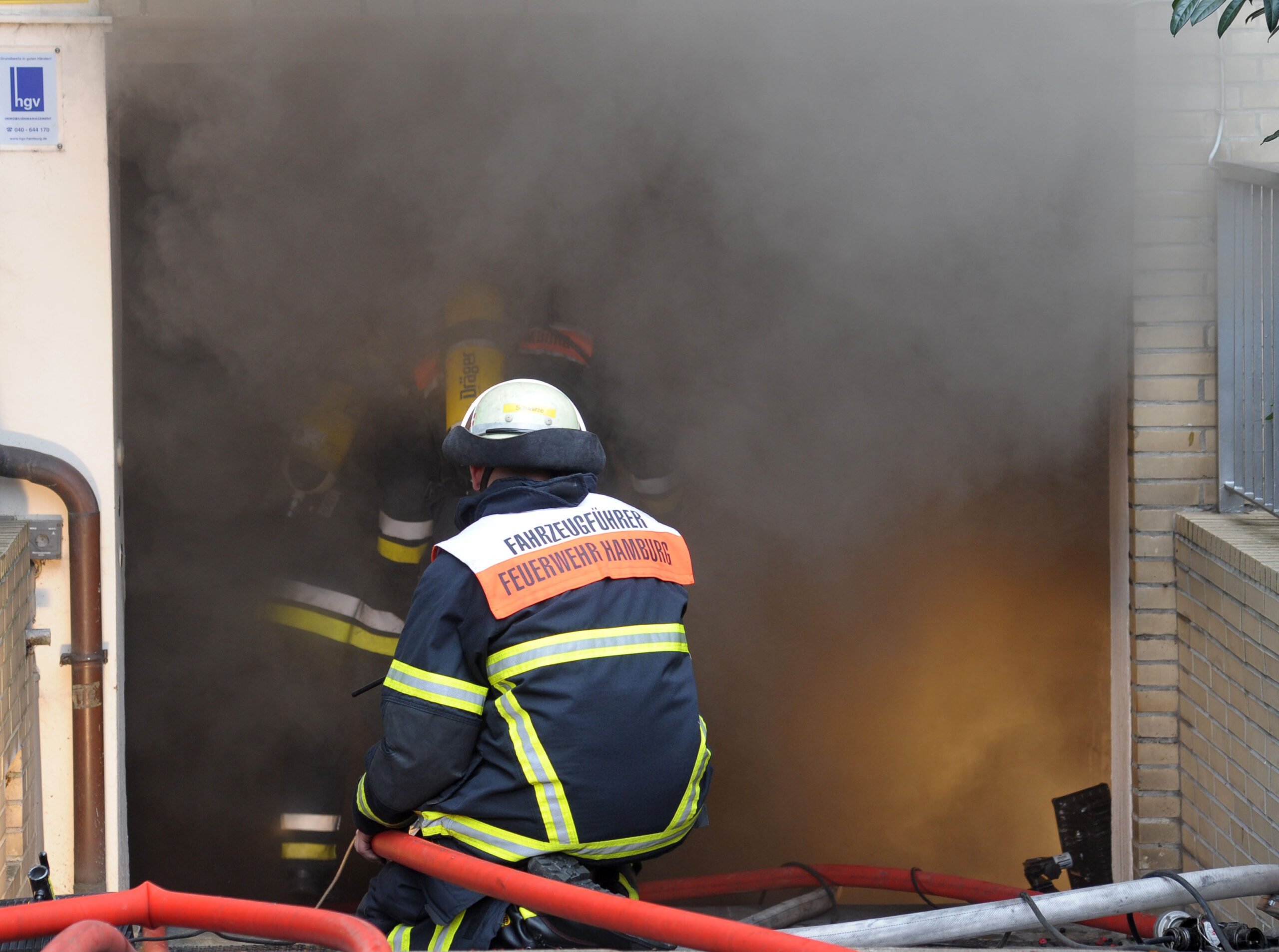 Autos brennen in Tiefgarage – Rauchwolke über Hamburg