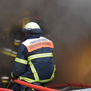 Autos brennen in Tiefgarage – Rauchwolke über Hamburg