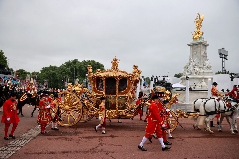 Die goldene Staatskutsche fährt während eines Festumzuges am vierten Tag der Feierlichkeiten zum Platinjubiläum der Queen vor dem Buckingham Palace vorbei.