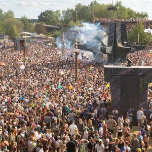 So soll's auch dieses Jahr wieder werden: „Fusion“-Besucher feiern die Eröffnung der Turmbühne 2019.