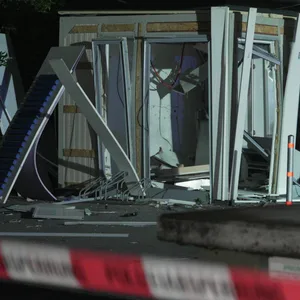 Zerstörter Container samt Geldautomat in Stuhr (Landkreis Diepholz).