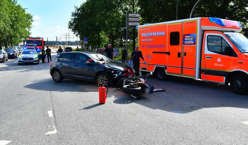 Unfall am Samstagnachmittag in Moorburg: Ein Motorradfahrer musste von Rettungssanitätern ins Krankenhaus gebracht werden.
