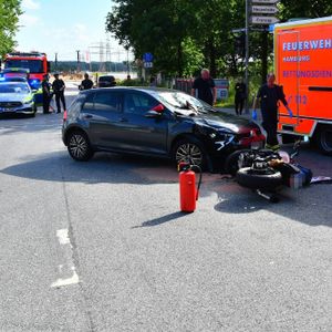 Unfall am Samstagnachmittag in Moorburg: Ein Motorradfahrer musste von Rettungssanitätern ins Krankenhaus gebracht werden.