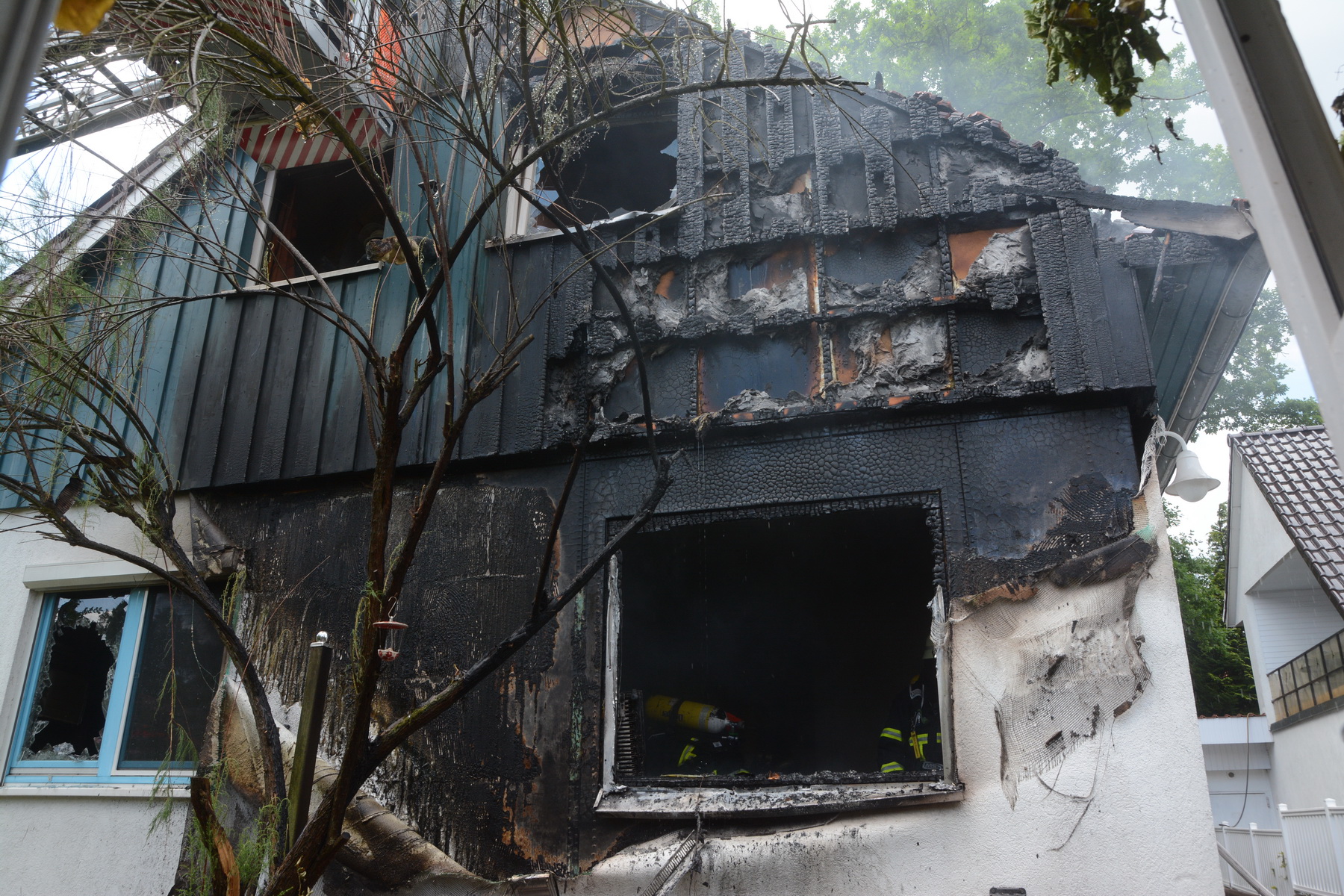 Feuerwehrleute löschten das brennende Einfamilienhaus in Billstedt.