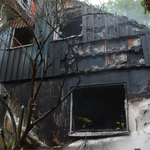 Feuerwehrleute löschten das brennende Einfamilienhaus in Billstedt.