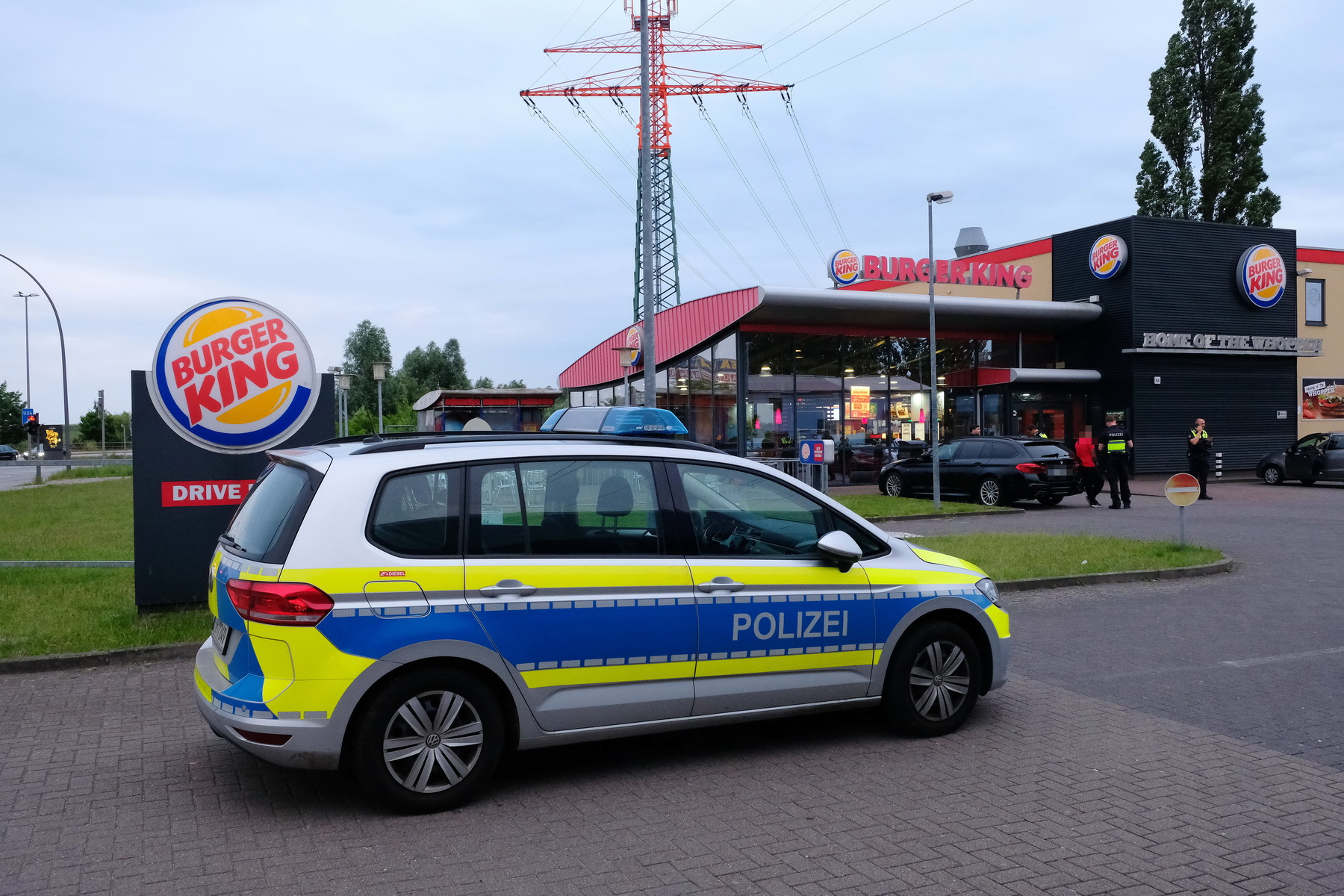 Prügelei und Schüsse vor Burger Laden in Morrfleet - Polizei im Großeinsatz