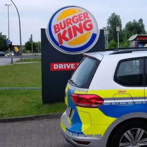 Prügelei und Schüsse vor Burger Laden in Morrfleet - Polizei im Großeinsatz