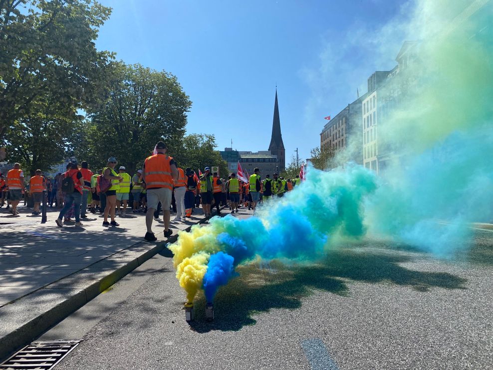 Einige Demo-Teilnehmer machten mit Pyro-Technik auf ihr Anliegen aufmerksam.