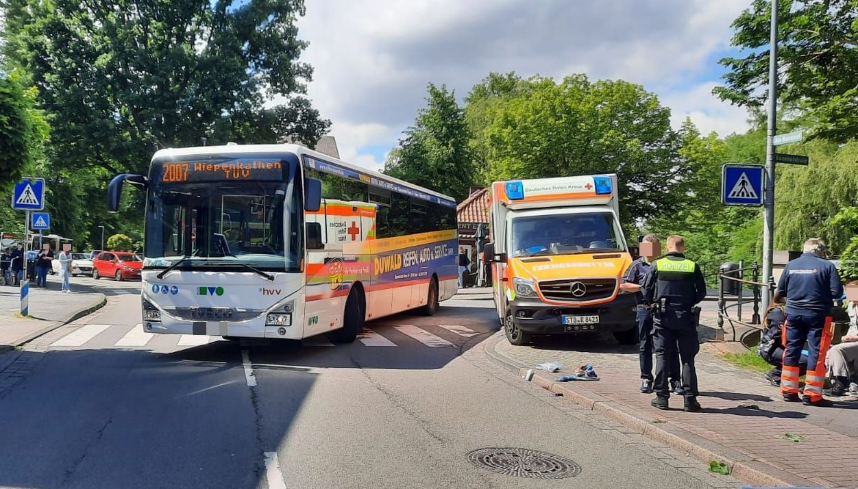 Bei einem Verkehrsunfall in Stade wurde ein Fußgänger schwer verletzt.