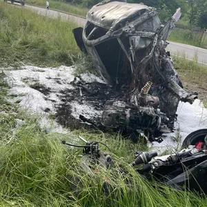 Bei Erfurt: drifting misslingt - Mercedes überschlägt sich und fängt Feuer
