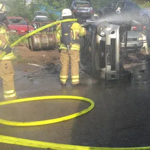 Bei Reparaturarbeiten im Norden: Zwei Fahrzeuge gehen in Flammen auf