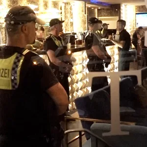 Die Beamten nahmen mehrere Shisa-Bars genauer unter die Lupe.