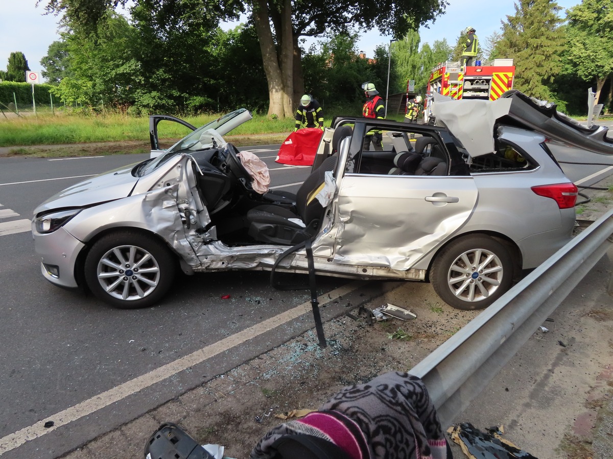 Vorfahrt-missachtet-Ford-rammt-BMW-Fahrerin-schwer-verletzt
