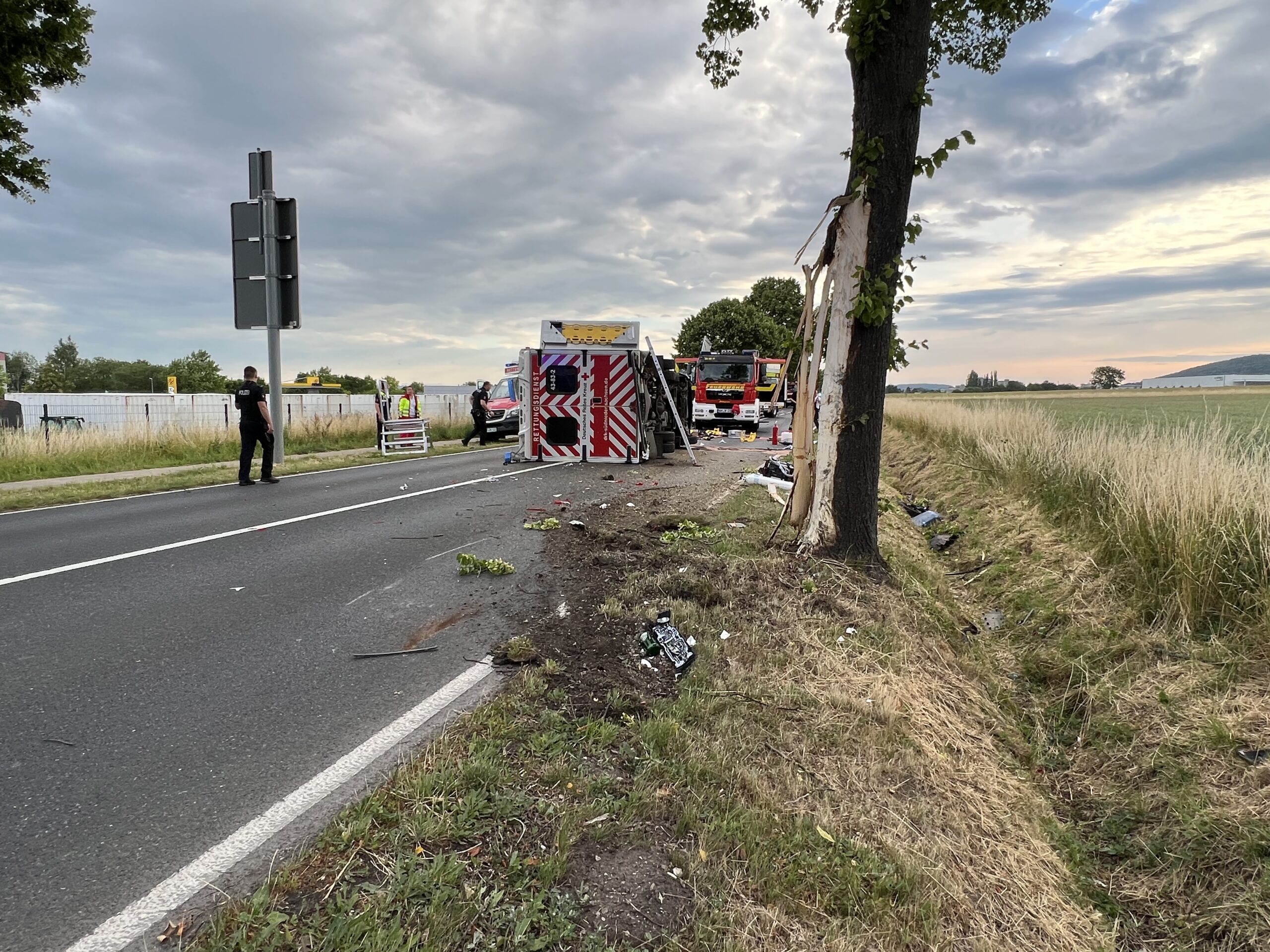 Ein Rettungswagen mit zwei Insassen ist am Samstag auf der B3 bei Northeim schwer verunglückt.