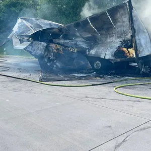 Unfall auf der A24: Der Anhänger und das Auto brannten aus.