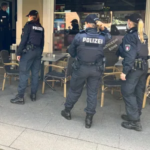 Polizisten durchsuchen ein Bistro in Wilhelmsburg.