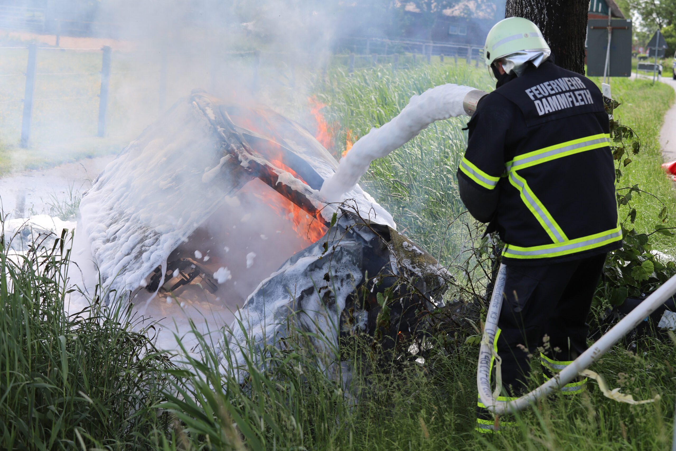 Unfall im Norden: Landwirt rettet Senioren aus brennenden Auto