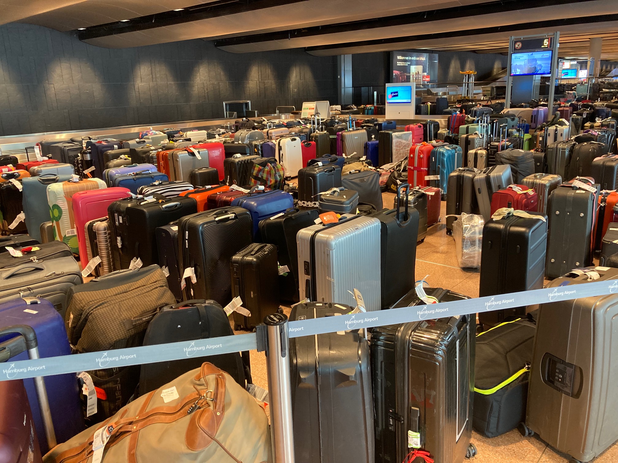 Zahlreiche Koffer, die erst nach den dazugehörigen Reisenden gelandet sind, tummelten sich am Sonntag am Hamburger Flughafen.