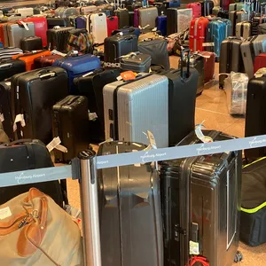 Zahlreiche Koffer, die erst nach den dazugehörigen Reisenden gelandet sind, tummelten sich am Sonntag am Hamburger Flughafen.