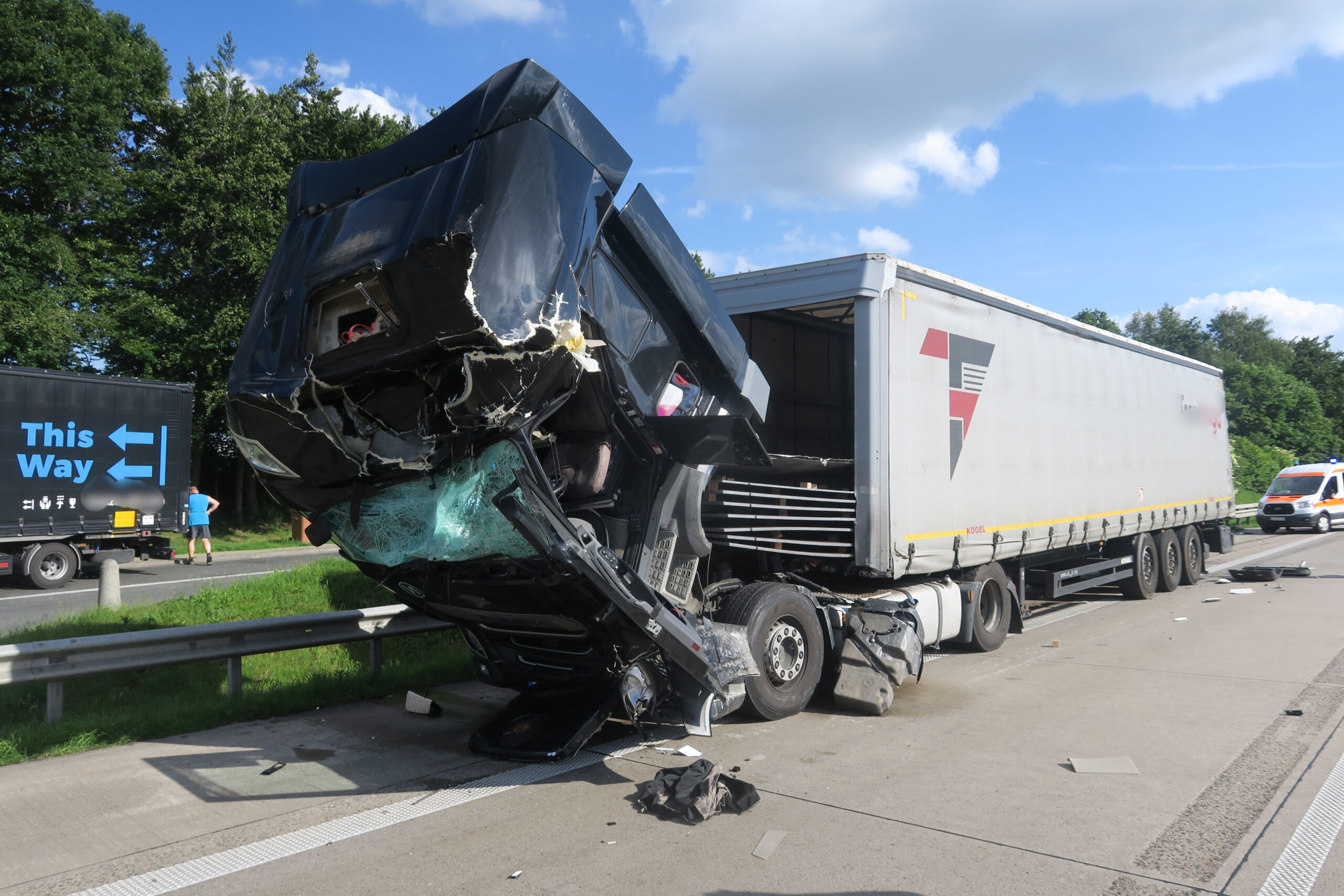 Ein Lkw steht auf dem Seitenstreifen, das Führerhaus zerstört