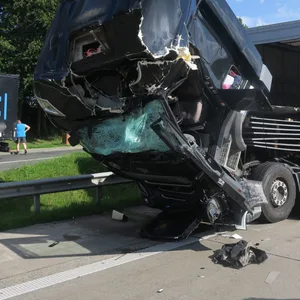 Ein Lkw steht auf dem Seitenstreifen, das Führerhaus zerstört
