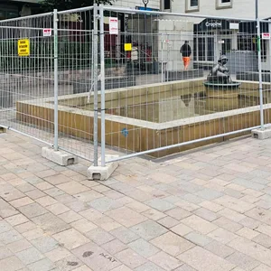 Der Platz am Wilhelminen Brunnen ist inzwischen eingezäunt und ein Durchgang mit Betonblöcken abgesperrt.