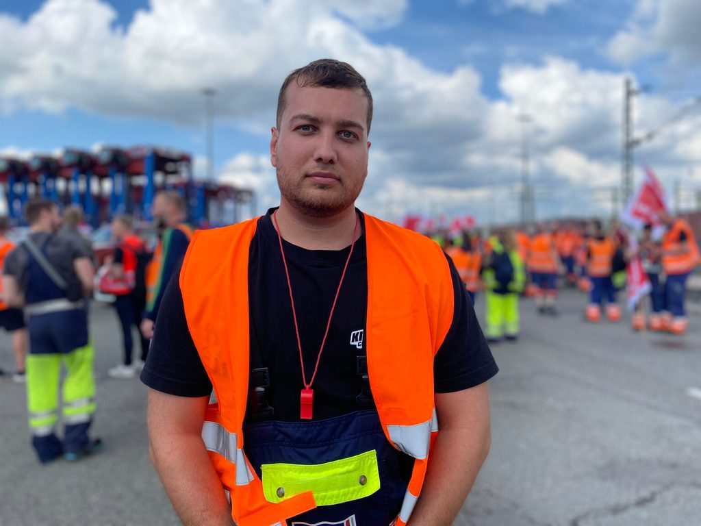 Hafenarbeiter Sebastian Biela (25)