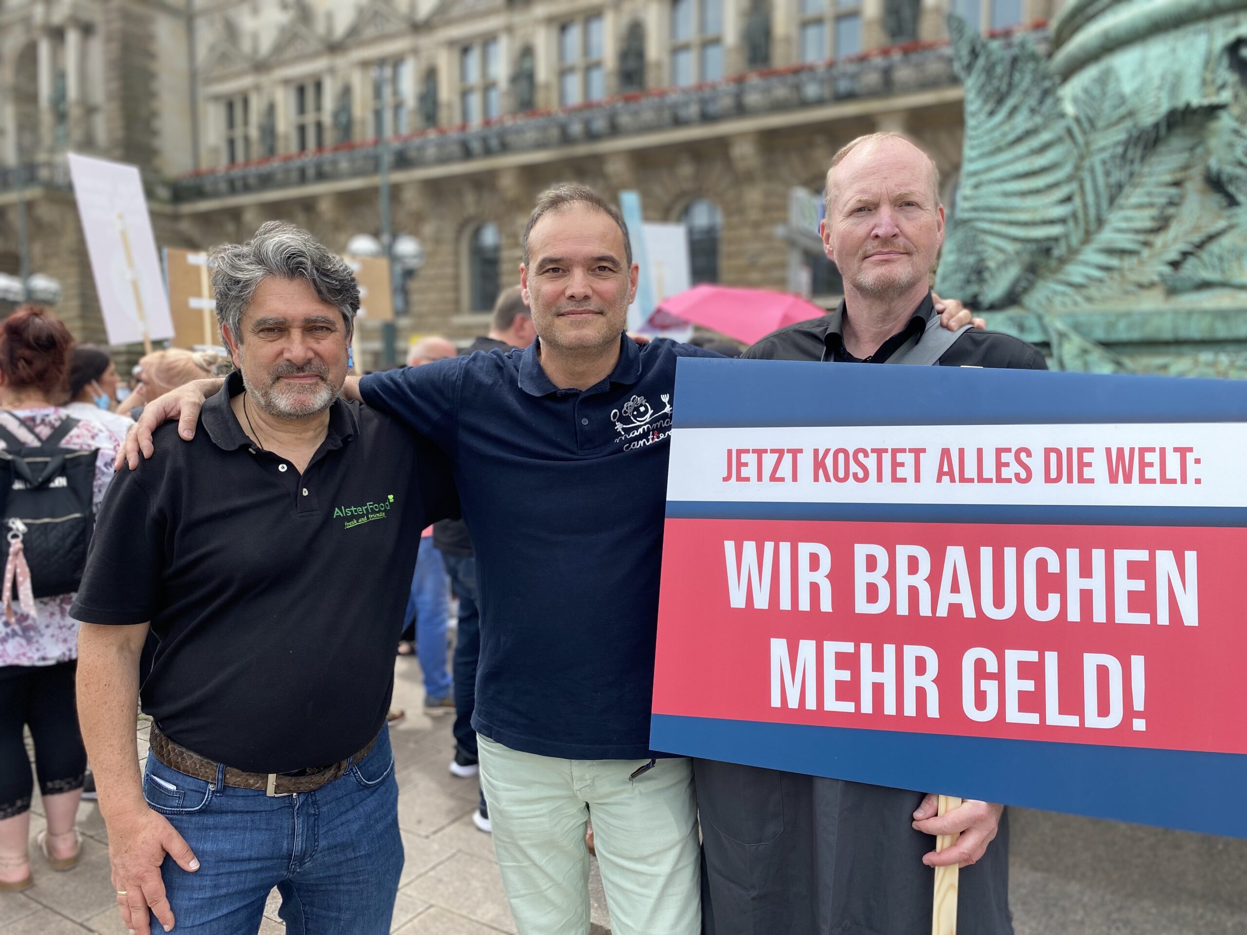 Die Schulcaterer Amedeus Hajek, Okan Saiti und Volker Jahr vor dem Rathaus