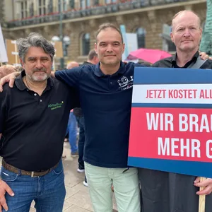 Die Schulcaterer Amedeus Hajek, Okan Saiti und Volker Jahr vor dem Rathaus