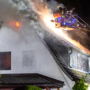 Beim Brand einer Doppelhaushälfte in Neu Wulmstorf entstand ein Schaden in Höhe von rund 200.000 Euro.