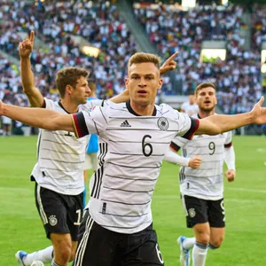 Joshua Kimmich (M.) feiert sein 1:0.