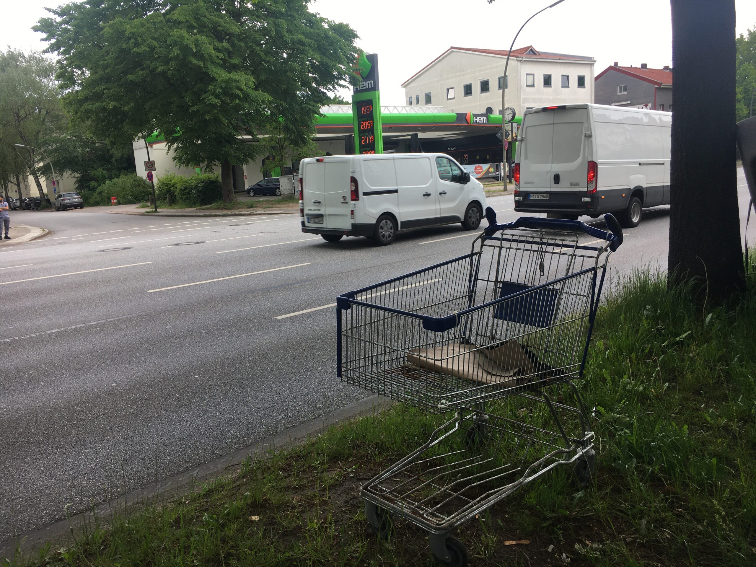 Ärgernis: Gestohlene Einkaufswagen werden am Straßenrand abgestellt – wie hier an der Kieler Straße.