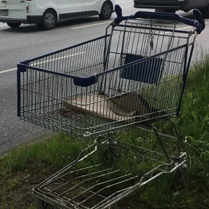 Ärgernis: Gestohlene Einkaufswagen werden am Straßenrand abgestellt – wie hier an der Kieler Straße.
