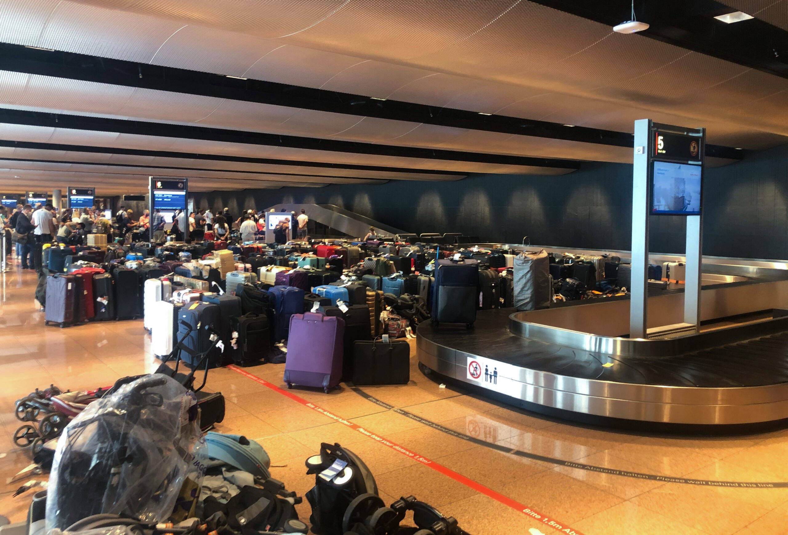Koffer stapeln sich am Flughafen Hamburg