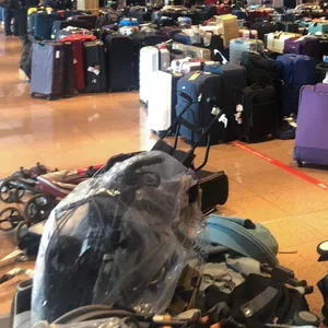 Koffer stapeln sich am Flughafen Hamburg