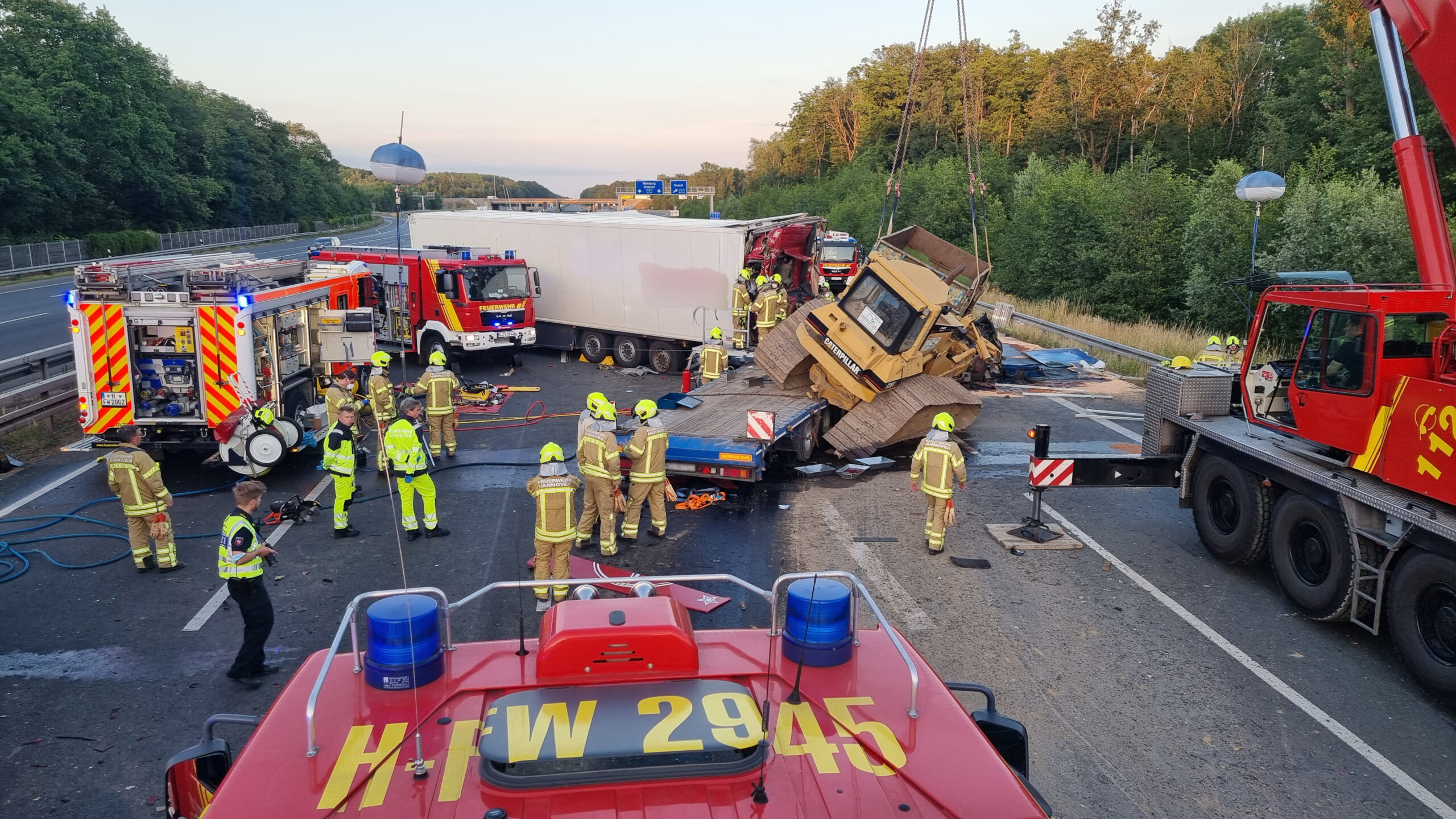 Ein Lkw-Fahrer ist auf der A2 bei Hannover tödlich verunglückt.