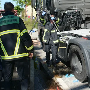 In Allermöhe ist Diesel-Kraftstoff aus einem Lkw-Tank ausgelaufen.