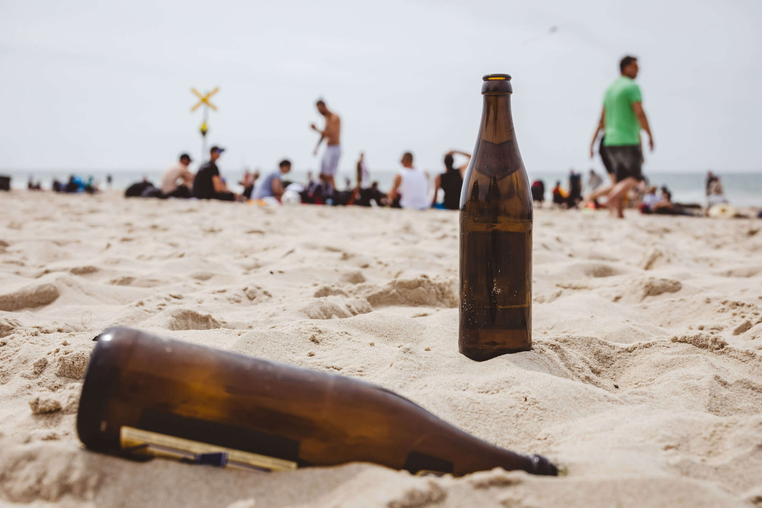 Bierflaschen am Strand