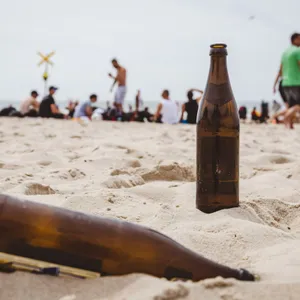Bierflaschen am Strand