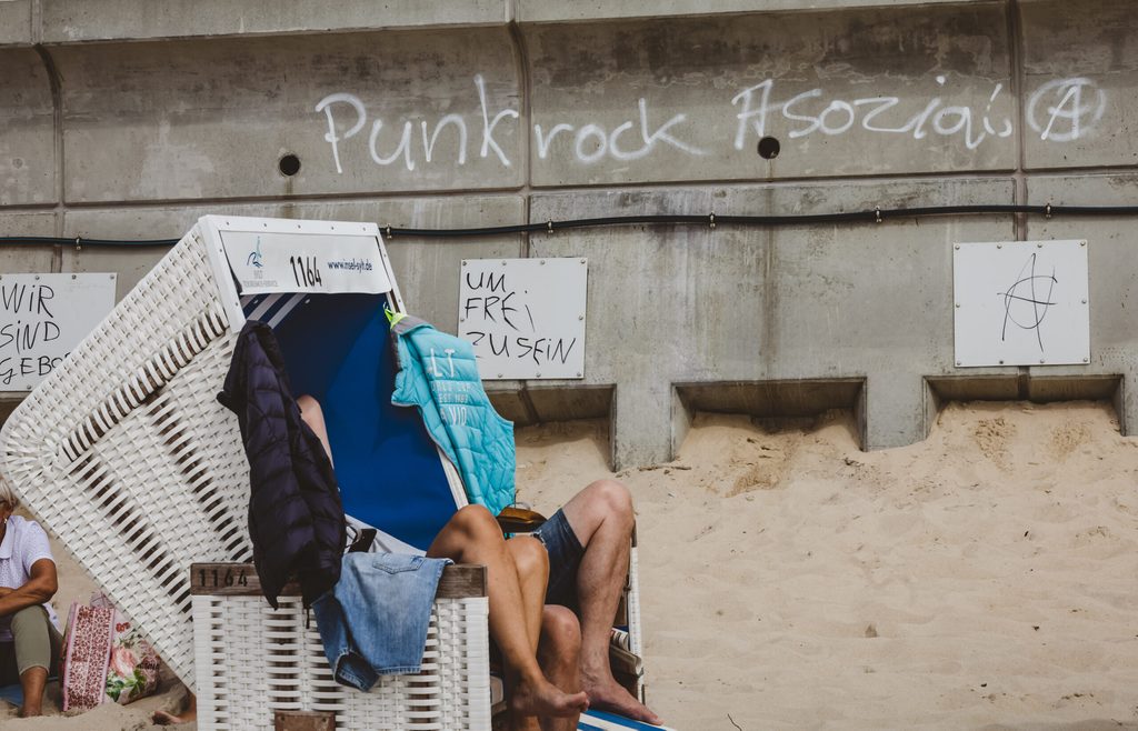 "Punkrock Asozial" hat jemand auf die Promenadenmauer gesprüht.
