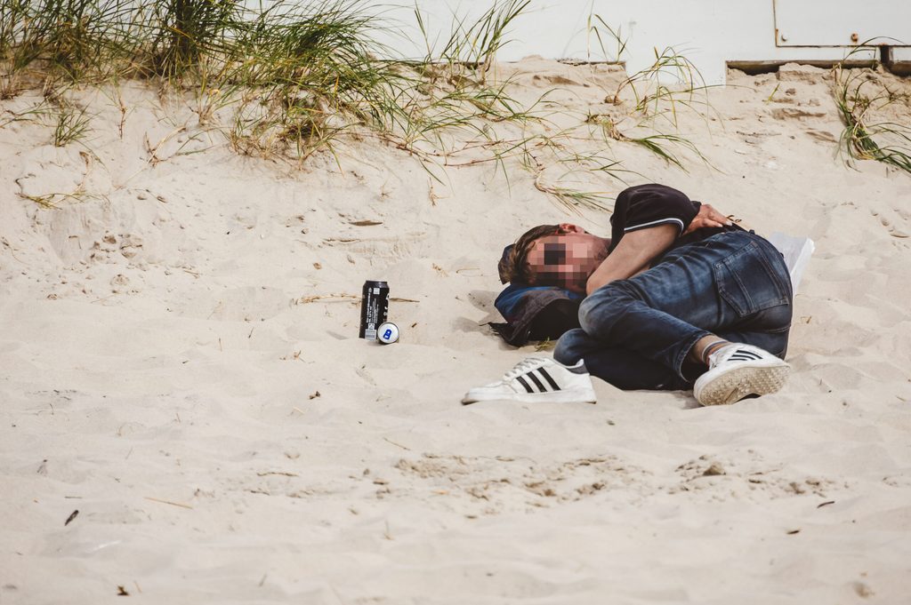 Ein Betrunkener schläft am Strand von Westerland.