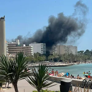 Der Brand des Restaurants „Why Not“ lässt eine riesige Rauchwolke aufsteigen.