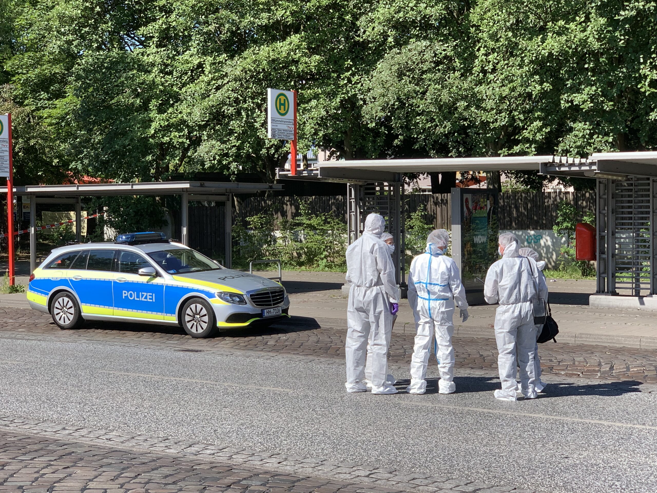 Beamte der Spurensicherung am Tatort vor der U-Bahnstation Mümmelmannsberg in Hamburg-Billstedt.