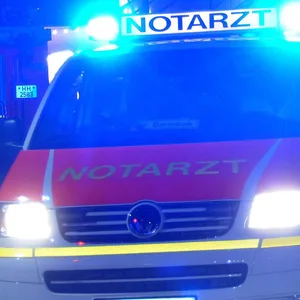 Beim Spurwechsel: Autofahrerin übersieht Motorradfahrer und verletzt ihn schwer