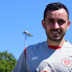 Manolis Saliakas mit einem T-Shirt des St. Pauli-Fanklubs Chanos