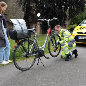 Der ADAC bietet nun auch Pannenhilfe für Radfahrer an.