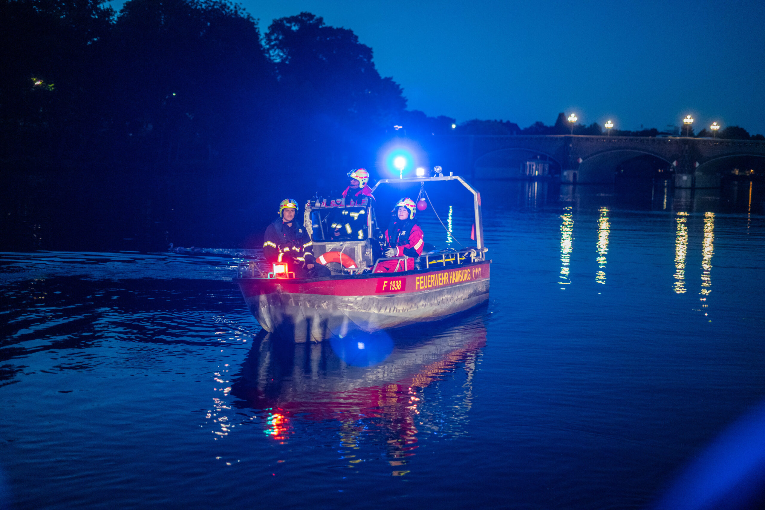 Die Feuerwehr beteiligte sich mit zwei Booten an der Suchaktion auf der Alster.