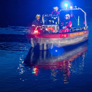Die Feuerwehr beteiligte sich mit zwei Booten an der Suchaktion auf der Alster.