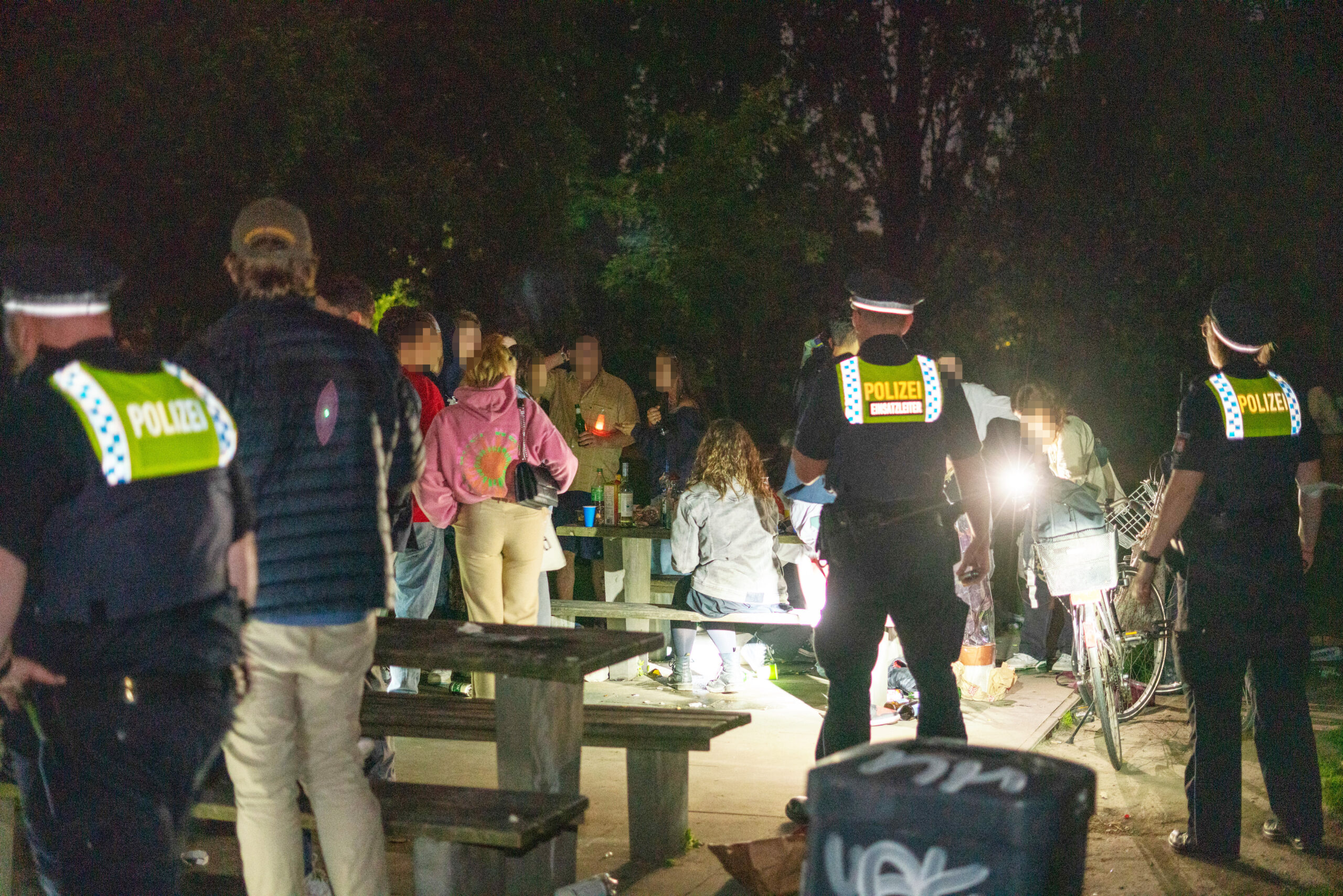 Im Hayns Park trafen die Beamten auf rund 70 feiernde Jugendliche und beendeten die Party.