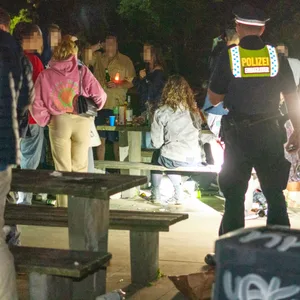 Im Hayns Park trafen die Beamten auf rund 70 feiernde Jugendliche und beendeten die Party.